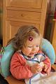 2013-12-14 Zelie mange du pain, les garcons decore le sapin 001